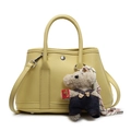 Sac seau minimaliste en cuir jaune grainé avec un charmant petit ours en peluche - Avec Charme d'Ours en Salopette / Jaune