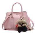 Sac seau rose texture litchi avec bandoulière et charmant petit ours en peluche - Avec Charme d'Ours en Salopette / Rose