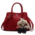 Sac seau rouge en cuir grainé avec fermoir métallique et breloque ours en peluche chic - Avec Charme d'Ours en Salopette / Bordeaux