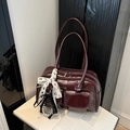 Bolso Boston rojo oscuro brillante con lazo de encaje y adornos de cuentas - Con Colgante / Rojo