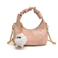 Bolso media luna rosa con asa fruncida, cadena dorada y colgante de peluche - Rosa
