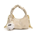 Borsa hobo bianco crema a pieghe con catena dorata e ciondolo a mostriciattolo peloso - Bianco