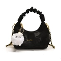 Borsa hobo nera a pieghe con catena dorata e ciondolo pompon in peluche bianco - Nero