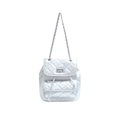 Mochila acolchada plateada elegante con acabado metálico y diseño de rombos con cadena - Plateado