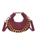 Bolso de media luna burdeos en ante con cadena dorada y correa de bandolera - Rojo