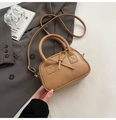 Dettaglio della borsa bowling retrò in pelle PU cammello con fiocco e tracolla - Cachi (Senza Ciondolo)