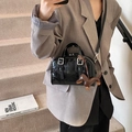 Glänzende schwarze Boston-Handtasche mit Hundeanhinger und silbernen Schnallen - Ohne Anhänger / Schwarz