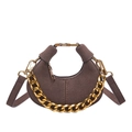 Mini bolso de media luna en ante sintético marrón oscuro con cadena dorada gruesa - Marrón