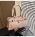 Dettaglio borsa in pelle rosa con logo a triangolo e doppi manici rotondi - Taglia unica / Rosa