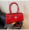 Dettaglio borsa in pelle verniciata rossa con placca metallica triangolare e doppia impugnatura - Taglia unica / Rosso