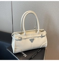 Dettaglio della borsa tote minimalista in pelle PU crema con placca logo in metallo - Taglia unica / Bianco Sporco
