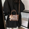 Sac seau tressé marron vintage pour femme avec pendentif mouton en peluche - Avec Pendentif / Marron