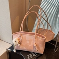 Sac cabas rose à texture marbrée avec pendentif en peluche blanche pour femme - Rose