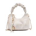 Borsa hobo plissettata bianco sporco con catena dorata e ciondolo, moda borsa 2025 - Bianco Sporco