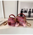 Détail d'un sac boîte en tweed rose avec chaîne dorée et breloque peluche monstre rose - Bordeaux (Grand avec Pendentif)