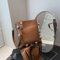 Bolso bandolera de cuero marrón con remaches plateados y flecos largos - Marrón