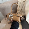 Schicke braune Leder Boston Tasche mit Doppelringgriffen und silbernen Herzanhängern - Khaki (Mit Anhänger)