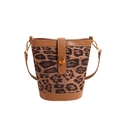 Modische Beuteltasche mit Leopardenmuster, braunem Lederbesatz und Goldverschluss - Leopardenmuster