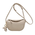 Elegante beige Umhängetasche aus Leder in Halbmondform mit gewebtem Gurt und Elefantenanhänger - Gebrochenes Weiß