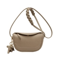 Beige halbrunde Leder-Umhängetasche mit gewebtem Riemen und Elefantenanhänger - Khaki