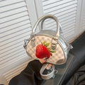 Sac bandoulière argenté avec imprimé fraise rouge et fond à carreaux chic - Argenté