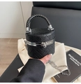 Detail der schwarzen gesteppten Mini-Schminktasche mit Pailletten und silberner Kette - Schwarz