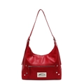 Sac bandoulière en cuir rouge avec rivets argentés et plaque de marque en style épuré - Bordeaux