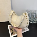 Sac croissant blanc crème avec clous dorés et bandoulière en chaîne métal - Blanc