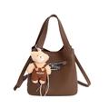 Braune Beuteltasche aus Leder mit Litschimuster, Bärenanhänger und verstellbarem Gurt - Mit Anhänger / Elefantengrau