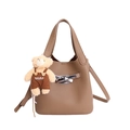 Braune Beuteltasche mit Litschi-Maserung, silberner Schleife und Bärenanhänger - Mit Anhänger / Khaki