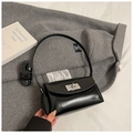 Sac à main chic en cuir verni noir avec boucle argentée et bandoulière amovible - Sans Pendentif / Noir