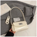 Détail du sac à main en cuir blanc crème avec fermoir rotatif en métal et fini brillant - Sans Pendentif / Blanc