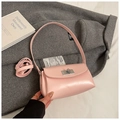 Sac oreiller minimaliste rose clair avec fermoir rotatif argenté et bandoulière - Sans Pendentif / Rose