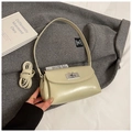 Sac à main chic en cuir beige mat avec fermoir rotatif argenté sur manteau - Sans Pendentif / Vert