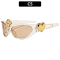 Ovale Sonnenbrille mit transparentem Rahmen, braunen Gläsern und goldener Herz-Verzierung - Champagner Rahmen Champagner Gläser (C5)