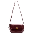 Minimalistische Vintage-Satteltasche in Dunkelrot mit glänzendem Leder und Gold-Schnalle - Burgunderrot