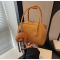 Dettaglio borsa bowling gialla in pelle martellata con ciondolo a forma di peluche - Con Ciondolo / Giallo Zenzero