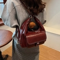 Borsa a tracolla in pelle rosso scuro con cuciture bianche e ciondolo orsetto di peluche - Rosso Vino Con Ciondolo / 31*12*34