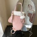 Sac bandoulière rose en forme de gant avec bordure en fausse fourrure et sangle - Avec Pendentif / Rose