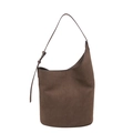 Dunkelbraune minimalistische Suede-Beuteltasche mit verstellbarem schmalem Leder-Schultergurt - Kaffeebraun