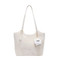 Elegante borsa tote beige con tracolla e ciondolo di peluche su sfondo bianco - Bianco Sporco