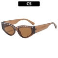 Modische Cat-Eye-Sonnenbrille in Transparent-Braun mit eleganten Perlenverzierungen - Tee Rahmen Tee Gläser