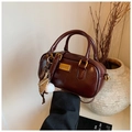 Retro dunkelbraune Damen Leder Boston Handtasche, lässige Umhängetasche mit Anhänger. - Nur Einzelbeutel / Burgunderrot