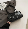 Sac à épaule chic en cuir verni noir avec détails de boucles métalliques décoratives - Noir (Sans Pendentif)