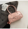 Sac sous le bras rose brillant avec nœud décoratif et lanières sur costume gris - Rose (Sans Charme)