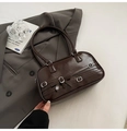 Sac bandoulière en cuir verni marron foncé avec nœud chic et boucles en métal argenté - Café (Sans Pendentif)