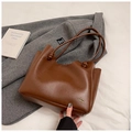 Bolso tote minimalista de cuero marrón con logotipo dorado y asas largas para oficina - Sin colgante / Marrón