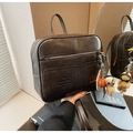 Mochila de cuero marrón oscuro para mujer con colgantes de oso y baloncesto - Café con Colgante