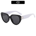 Gafas de sol cat-eye en blanco y negro con detalle de perla único en la patilla - Estilo de Decoración de Textura de Concha / Montura Negra Patilla Blanca Lente Gris(C2)