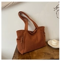 Primer plano de bolso tote de pana naranja oscuro con detalle de bolsillo con cordón - Naranja